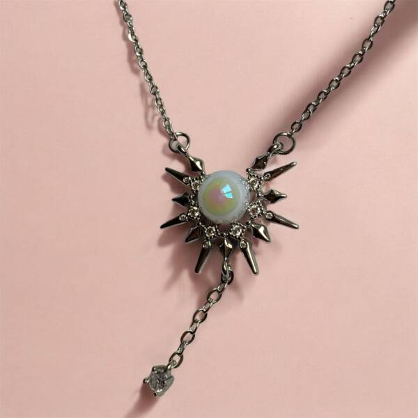 Opal Taşlı Güneş Işını Kolye (Gümüş Rengi Çelik)