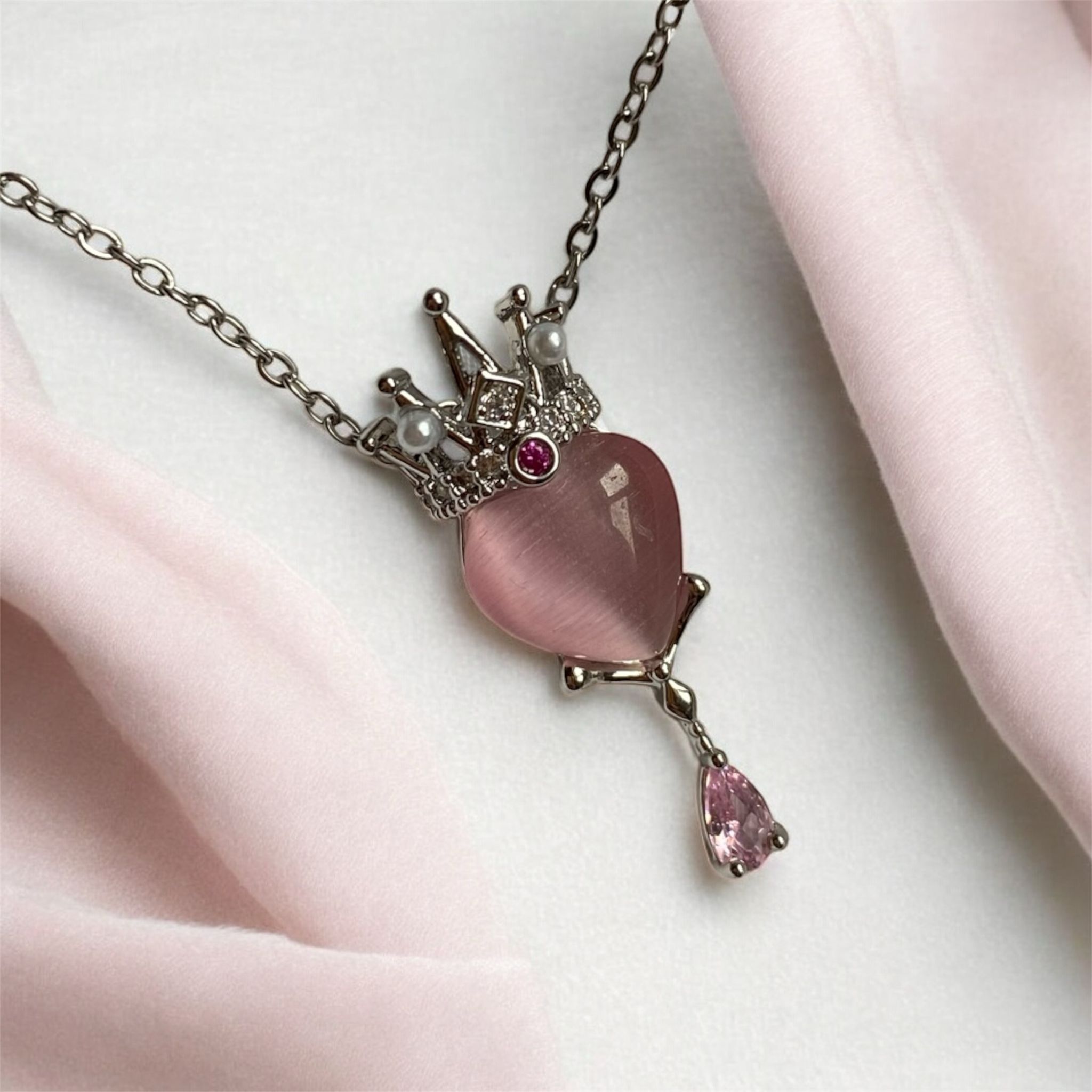 Pembe Opal Kalpli ve Kraliçe Taçlı Kolye – Gümüş Rengi Çelik