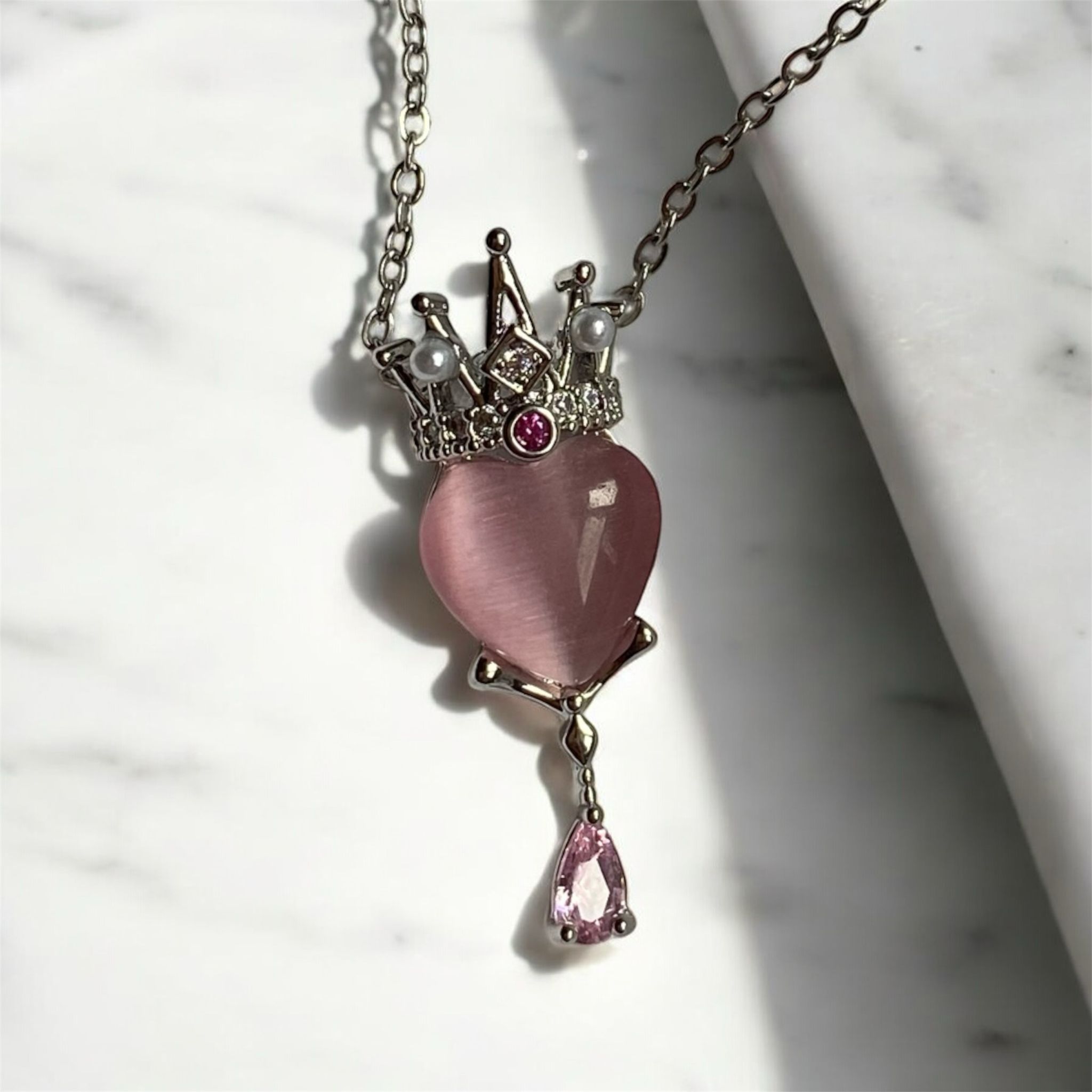 Pembe Opal Kalpli ve Kraliçe Taçlı Kolye – Gümüş Rengi Çelik - Görsel 3