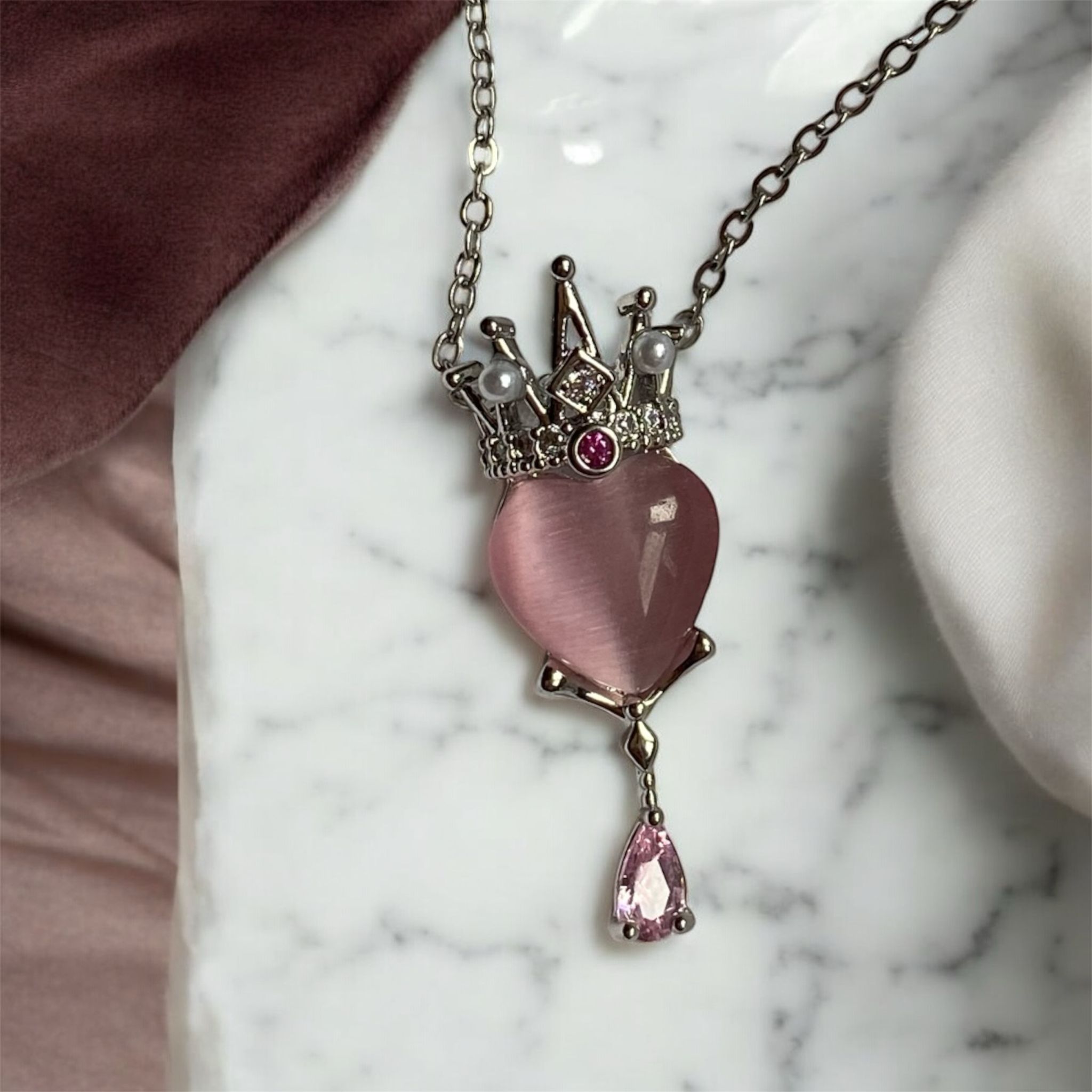 Pembe Opal Kalpli ve Kraliçe Taçlı Kolye – Gümüş Rengi Çelik - Görsel 2