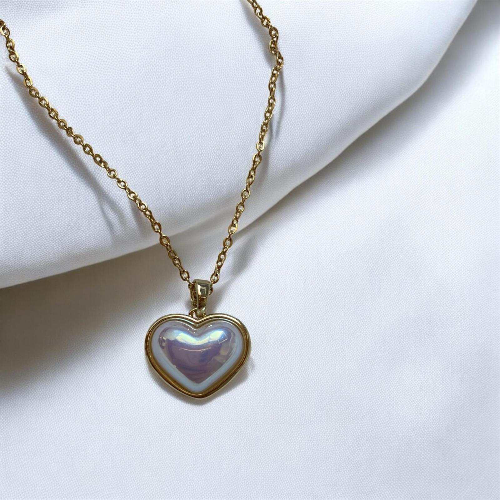 Love Yazılı Beyaz Kalp Kolye (Altın Rengi Çelik)